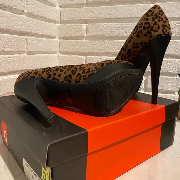 Almost new, 3” heels, cute leopard print, Guess pumps Sz 5.5 box unavailable - Picture 3 of 6